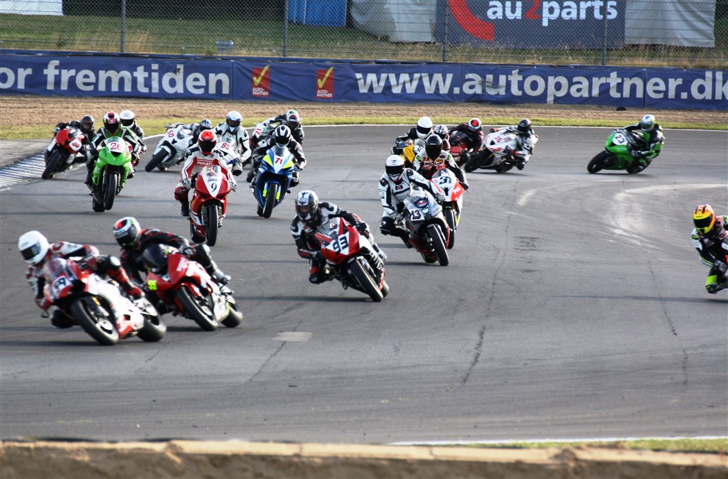 Mens feltet endnu er samlet. René Prang med nr. 13 og Ulrik Nielsen med nr. 9
(Foto: Erling Prang)